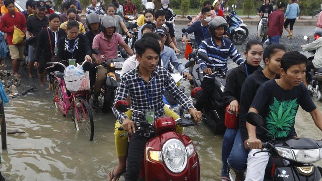 FOTO: Ribuan Penduduk Kamboja Mengungsi Akibat Banjir Bandang
