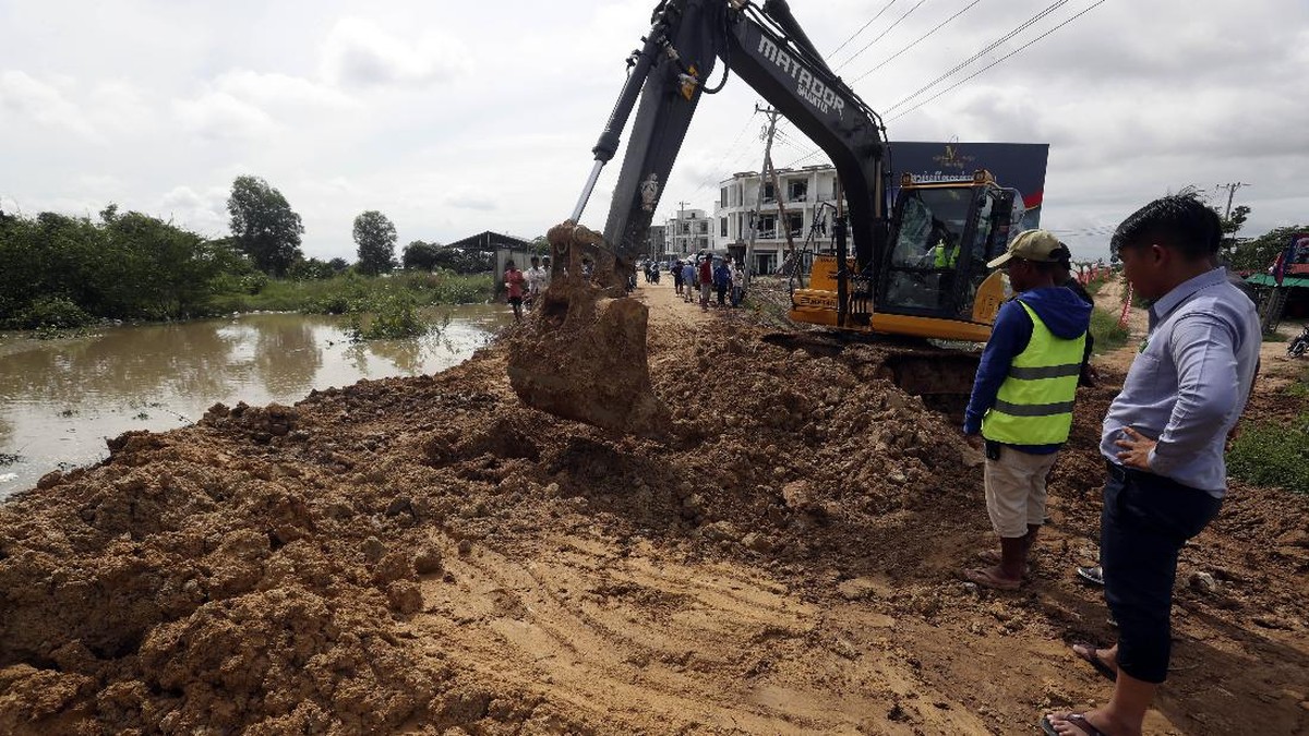 FOTO: Ribuan Penduduk Kamboja Mengungsi Akibat Banjir Bandang