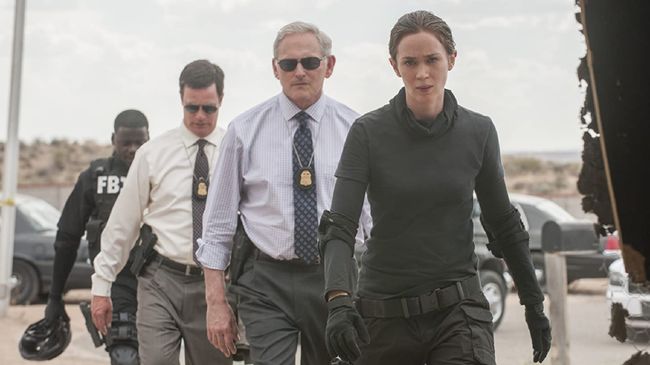 Sinopsis Sicario (2015) di Bioskop Trans TV malam ini mengisahkan penggerebekan rumah persembunyian kartel.