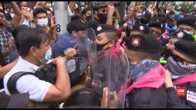 VIDEO: Pedemo Thailand Saling Dorong dengan Polisi