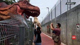 VIDEO: Bersepeda dan Jogging Ditengah Puluhan Dinosaurus