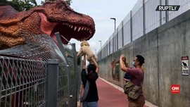 VIDEO: Bersepeda dan Jogging Ditengah Puluhan Dinosaurus