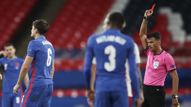 Harry Maguire melengkapi performa buruk di Manchester United dengan kartu merah saat berseragam Timnas Inggris.