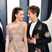 Duh Mesranya! Intip Tampilan Stylish dari Pasangan Barbara Palvin dan Dylan Sprouse
