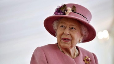 Perdana Keluar Istana, Ratu Elizabeth Dikritik karena Tak Pakai Masker