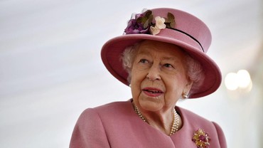 img-title Perdana Keluar Istana, Ratu Elizabeth Dikritik karena Tak Pakai Masker