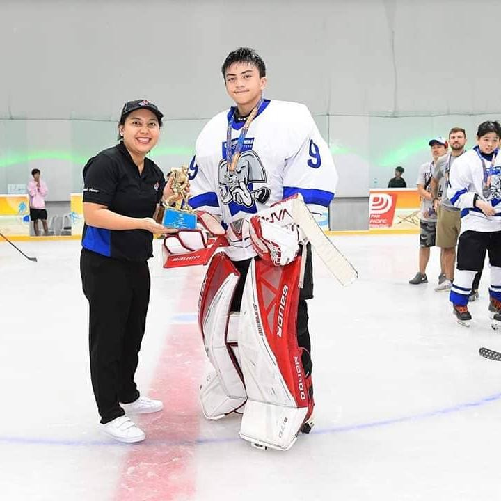 <p>Tak cuma tampan, Arka juga berbakat di bidang olahraga. Ia menggeluti hoki sejak masih belia. Arka bahkan sudah memenangkan sejumlah pertandingan. "<em>Got best goalie in Pattaya! Thank you to Chiang Mai A for letting me play in your team, next time we play, hopefully we can reach for Gold next time we play!</em> (Mendapat gol terbaik di Pattaya! Terima kasih kepada Chiang Mai A yang mengizinkan saya bermain di tim Anda, lain kali kita bermain, semoga kita bisa meraih Emas di pertandingan berikutnya!)" tulis Arka. (Foto: Instagram @aruckermans)</p>