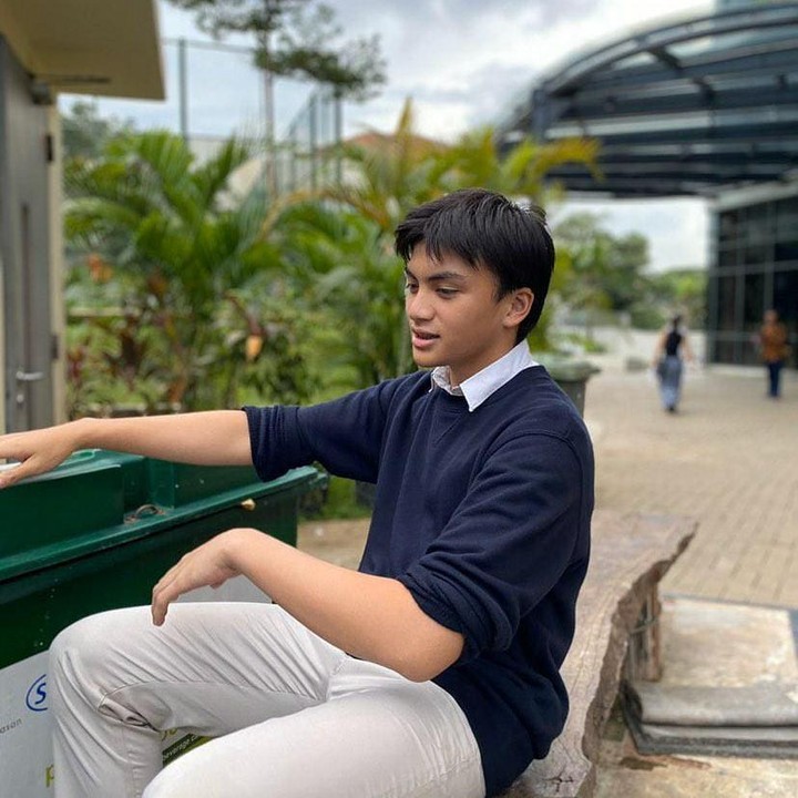 <p>Bagai pinang dibelah dua, penampilan Arka mirip seperti sang Ayah, nih. "Mirip bapaknya," komentar akun netizen @shela***** (Foto: Instagram)<br /><br /><br /></p>