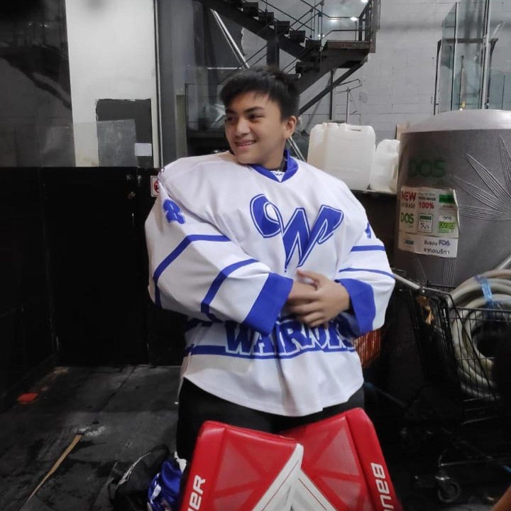 <p>Jarang terlihat di kamera, ternyata anak Anjasmara ini menjadi seorang atlet ice hockey atau hoki es. Bahkan, dia beberapa kali memenangi kejuaraaan. (Foto: Instagram @aruckerman, @anjasmara)</p>
