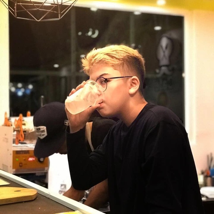 <p>Kini Baim sudah beranjak remaja, Bunda. Usianya 15 tahun dan tampaknya sudah tidak terlalu aktif terjun di dunia hiburan. (Foto: Instagram @baimalkatiri)</p>