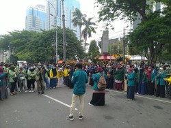 Demo Tolak Omnibus Law di Patung Kuda, Massa Mahasiswa Lakukan Aksi Teatrikal