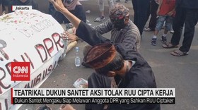 VIDEO: Teatrikal Dukun Santet Aksi Tolak RUU Cipta Kerja
