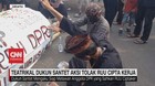 VIDEO: Teatrikal Dukun Santet Aksi Tolak RUU Cipta Kerja