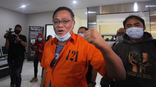 Aktivis Jumhur Hidayat merasa ganjil dengan hakim yang memvonis dirinya dengan Pasal 15 KUHP. Jumhur yakin orang lain jadi mudah dikenakan pasal serupa.