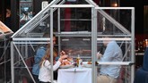 FOTO: Jaga Jarak Fisik, Pelanggan Kafe Makan di Dalam 'Balon' Untuk menerapkan physical distancing, sebuah kafe di New York, AS, sediakan tenda plastik tak ubahnya balon sebagai area bersantap para pelanggan.