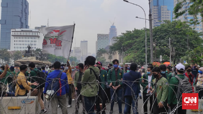Massa mahasiswa dari aliansi BEM SI tiba di sekitar Patung Kuda, Jakarta Pusat, untuk menggelar demo menolak omnibus law UU Cipta Kerja.