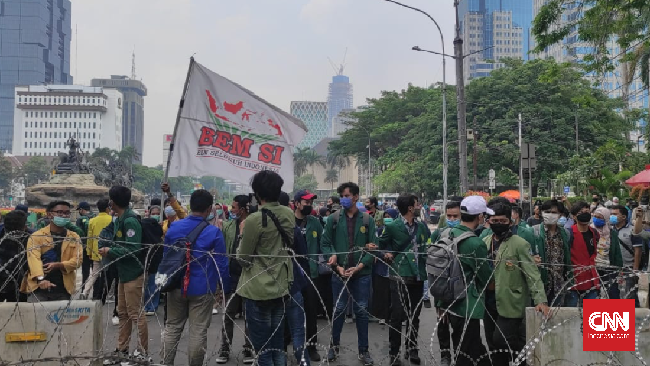 Mahasiswa meminta aparat kepolisian membuka blokade di depan Kementerian Pariwisata agar bisa menyampaikan aspirasi di depan Istana Kepresidenan Jakarta.
