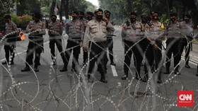 Sisir Merdeka Selatan, Polisi Adang Remaja Ikut Demo