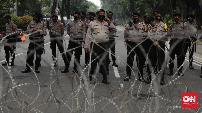 Sisir Merdeka Selatan, Polisi Adang Remaja Ikut Demo Aparat di kawasan Medan Merdeka melakukan penyisiran dan berhasil menghalau sejumlah pemuda tanggung yang diduga hendak ikut demo mahasiswa.