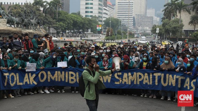 Bertepatan dengan 1 tahun pemerintahan periode kedua Jokowi, buruh dan mahasiswa kembali turun ke jalan memprotes Omnibus Law Cipta Kerja.