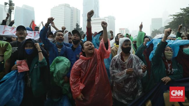 Demonstrasi kerap menarik perhatian masyarakat yang kebetulan berada di lokasi aksi dan menjadikannya sebagai tontonan. Mengapa demikian?