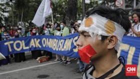 Hujan Deras Tak Bubarkan Demo Mahasiswa Tolak Omnibus Law