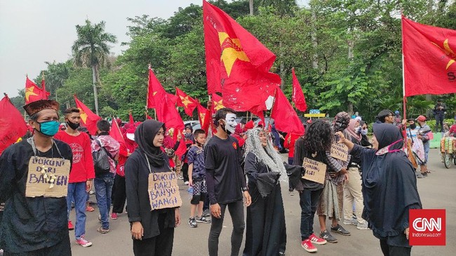 Massa dari Serikat Rakyat Miskin Indonesia (SMRI) mayoritas ibu-ibu dengan pakaian warna merah dan hitam.