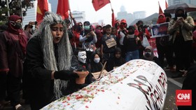 FOTO: Awan Mendung Selimuti Demo Tolak Omnibus Law