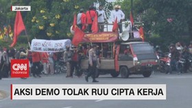 VIDEO: Aksi Demo Tolak UU Ciptaker Terus Berlanjut
