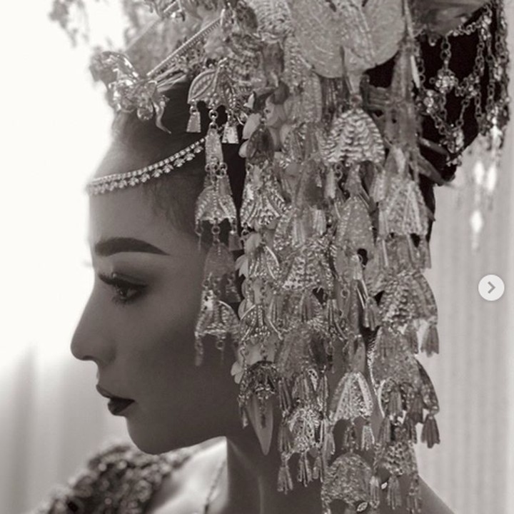 <p>Ada cerita menarik di balik adat Minang yang akhirnya dipilih oleh Nikita Willy dalam melangsungkan pernikahannya. Sebelumnya, ia ternyata telah menyiapkan baju adat Lampung yang mewah. (Foto: Dok. Instagram/lxemoments)</p>