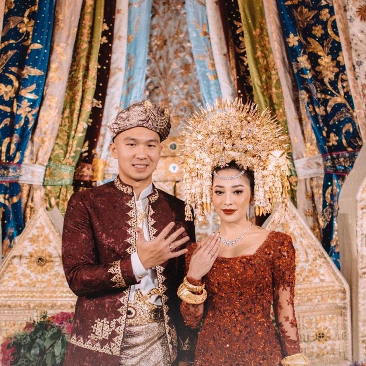 <p>Kita doakan, semoga pernikahan Nikita Willy dan Indra Priawan langgeng ya. (Foto: David Salim Photography via Bridestory)</p>