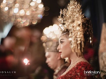 7 Potret Pernikahan Nikita Willy, Berbalut Kebaya Merah & Sunting Emas