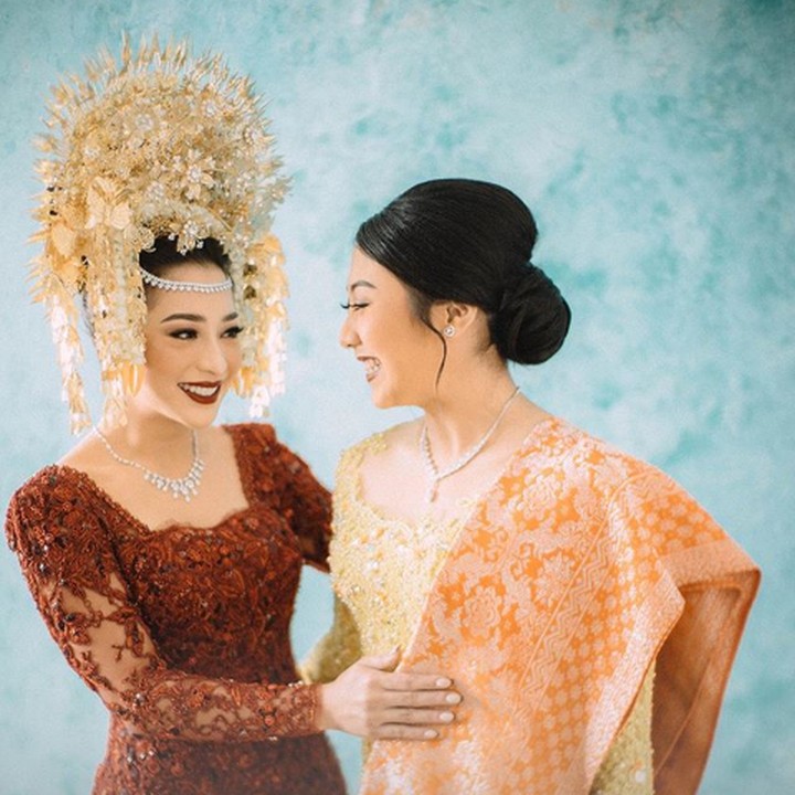 <p>Mengingat pandemi dan pernikahan dilaksanakan di rumah, Nikita Willy akhirnya memilih adat Minang. Memakai sunting juga merupakan impiannya dari dahulu jika ia menjadi pengantin perempuan (Foto: David Salim Photography via Bridestory)</p>