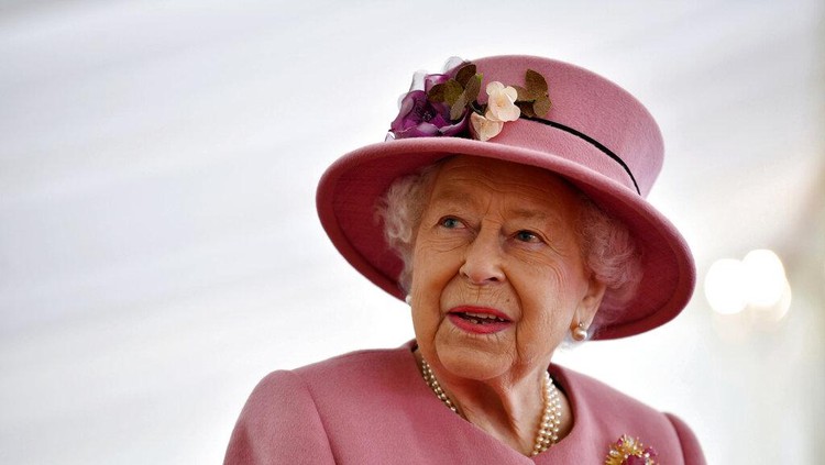 Britain's Prince William looks on as Queen Elizabeth II unveils a plaque to officially open the new Energetics Analysis Centre at the Defence Science and Technology Laboratory (DSTL) at Porton Down, England, Thursday Oct. 15, 2020, to view the Energetics Enclosure and display of weaponry and tactics used in counter intelligence. (Ben Stansall/Pool via AP)