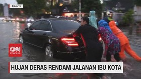 VIDEO: Hujan Deras Rendam Jalanan Ibu Kota
