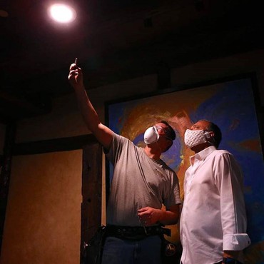 Selain Terapkan Aturan Jaga Jarak, Restoran Ini Pakai Lampu Pembunuh Virus