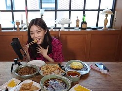 Begini Serunya Chungha Saat Mukbang ASMR Jjajangmyeon