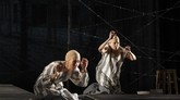 FOTO: Diari Penyintas Holocaust dalam Panggung Teater Sebuah diari dari penyintas Holocaust diangkat menjadi pementasan teater bertajuk The Beautiful Days of My Youth.