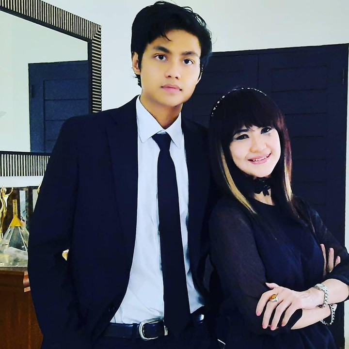 <p>Anak Ita Purnamasari ini punya paras yang tampan lho, Bunda. (Foto: Instagram @itadyahpurnamasari)</p>