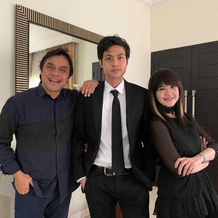 <p>Ita Purnamasari dan suaminya membagikan momen bahagia ini di media sosial mereka. Keduanya mengucapkan selamat kepada sang anak. (Foto: Instagram @dharmawan_dwiki_official)</p>