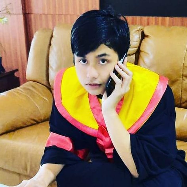 <p>Terlihat Fernanda Dharmawan mengenakan toga dan duduk di sofa rumahnya. (Foto: Instagram @itadyahpurnamasari)</p>