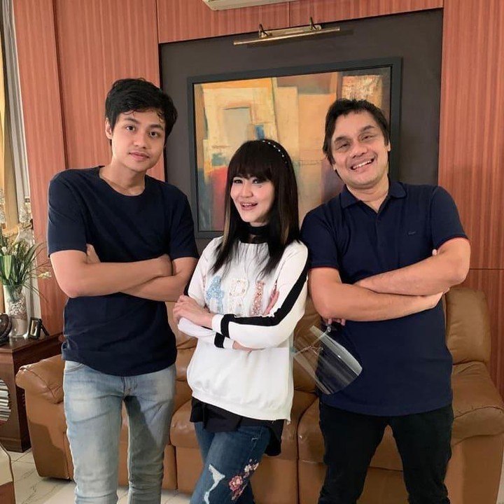 <p>Pasangan musisi Ita Purnamasari dan Dwiki Dharmawan memiliki seorang anak laki-laki. Namanya Fernanda Dharmawan. (Foto: Instagram @dharmawan_dwiki_official)</p>