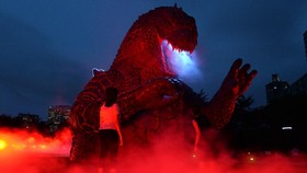 Melayang Masuk ke Mulut Godzilla di Taman Hiburan Jepang