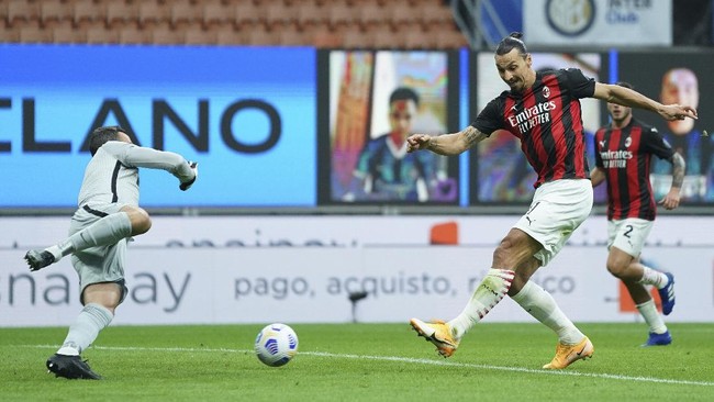 AC Milan unggul 2-1 atas Inter Milan di babak pertama pertandingan pekan keempat Liga Italia di Stadion Giuseppe Meazza, Sabtu (17/10).