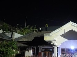 Ada Orang Diduga Maling Melompat-lompat di Atap Rumah Warga Surabaya