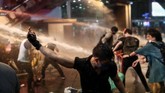 FOTO: Demonstran Thailand Diadang Water Cannon Demonstrasi di Thailand semakin membesar dan membuat aparat keamanan mengerahkan meriam air untuk membubarkan massa.