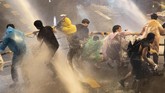 FOTO: Demonstran Thailand Diadang Water Cannon Demonstrasi di Thailand semakin membesar dan membuat aparat keamanan mengerahkan meriam air untuk membubarkan massa.