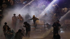 FOTO: Demonstran Thailand Diadang Water Cannon