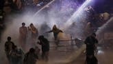FOTO: Demonstran Thailand Diadang Water Cannon Demonstrasi di Thailand semakin membesar dan membuat aparat keamanan mengerahkan meriam air untuk membubarkan massa.