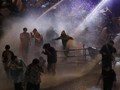 FOTO: Demonstran Thailand Diadang Water Cannon